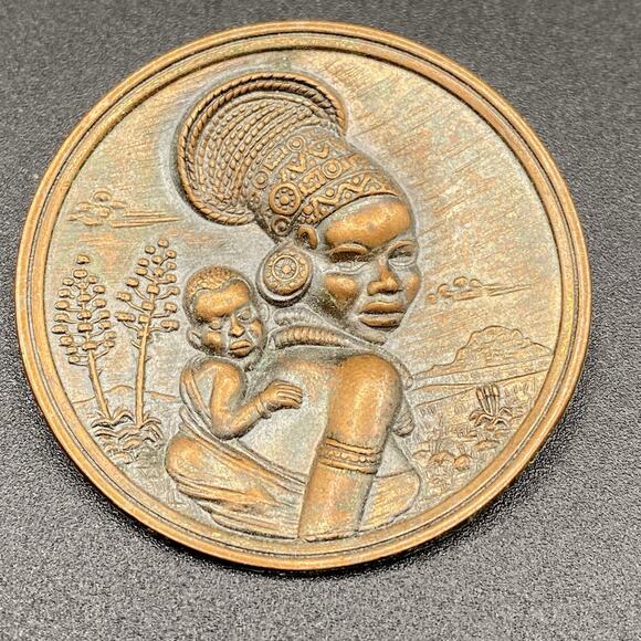 Vintage Solid Copper Etched Mother And Child Brooch Pin Portrait - Picture 1 of 7